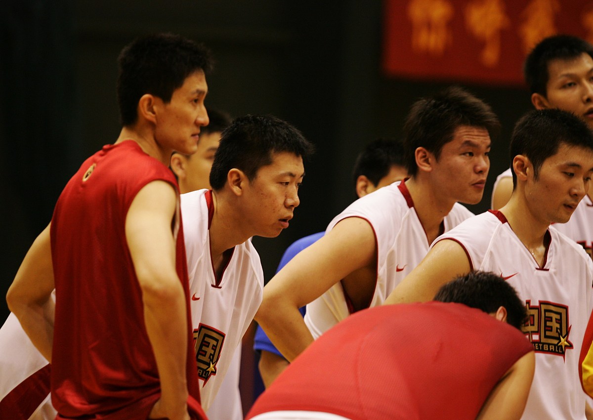 挑战老将！篮球赛场新旧力量争夺